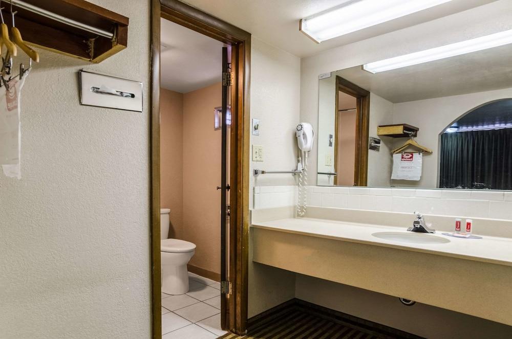 Econo Lodge Winfield Bagian luar foto