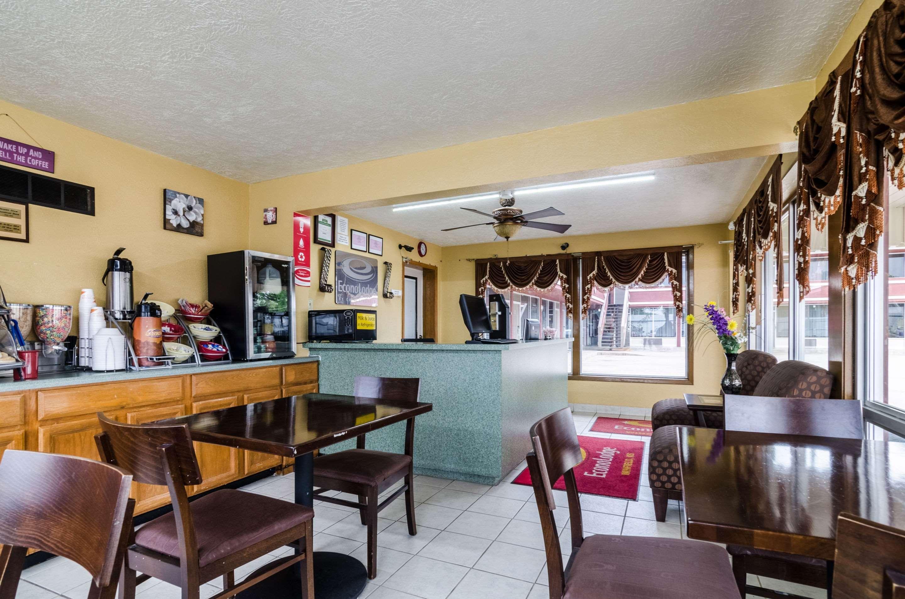 Econo Lodge Winfield Bagian luar foto