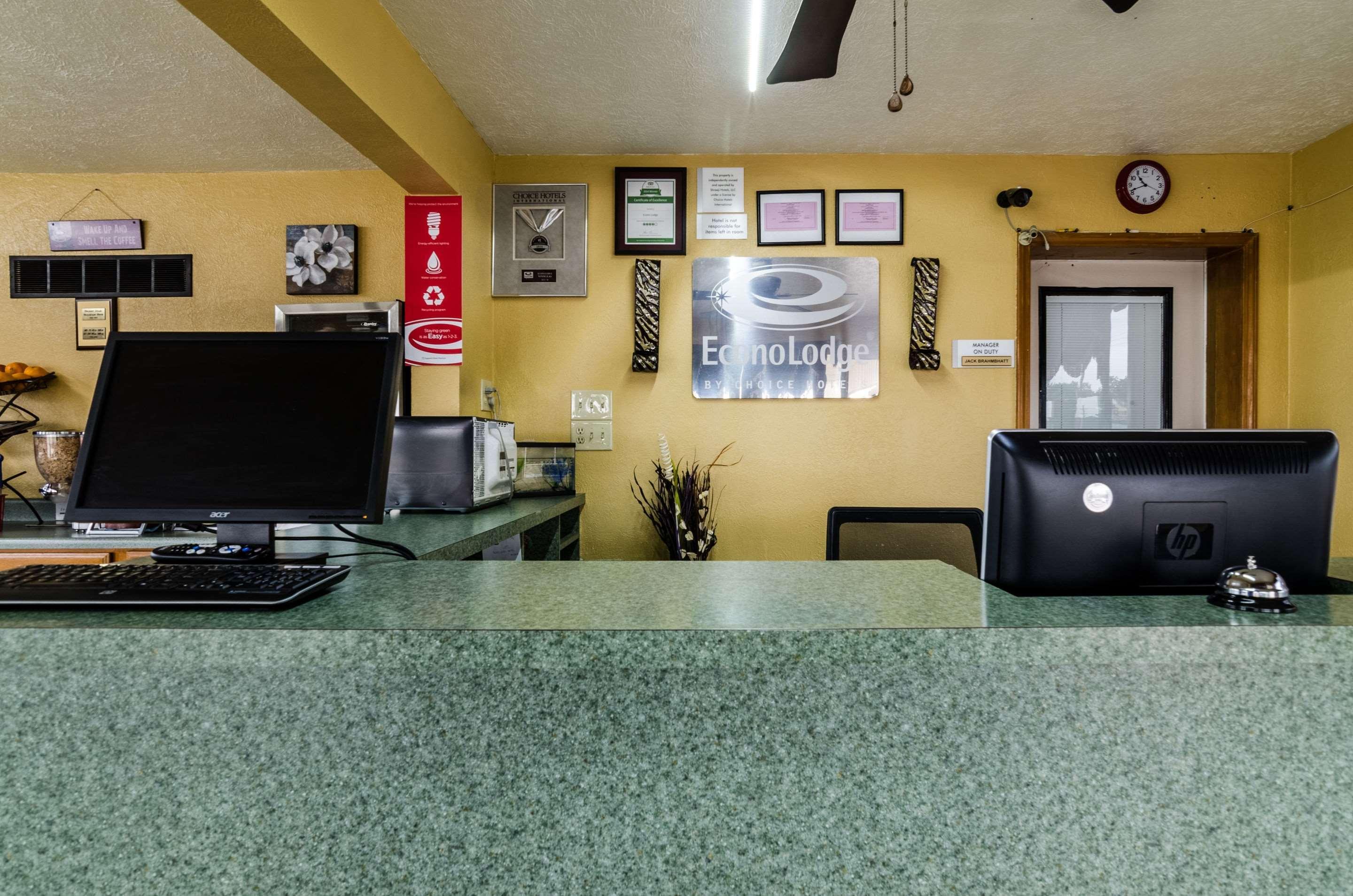 Econo Lodge Winfield Bagian luar foto