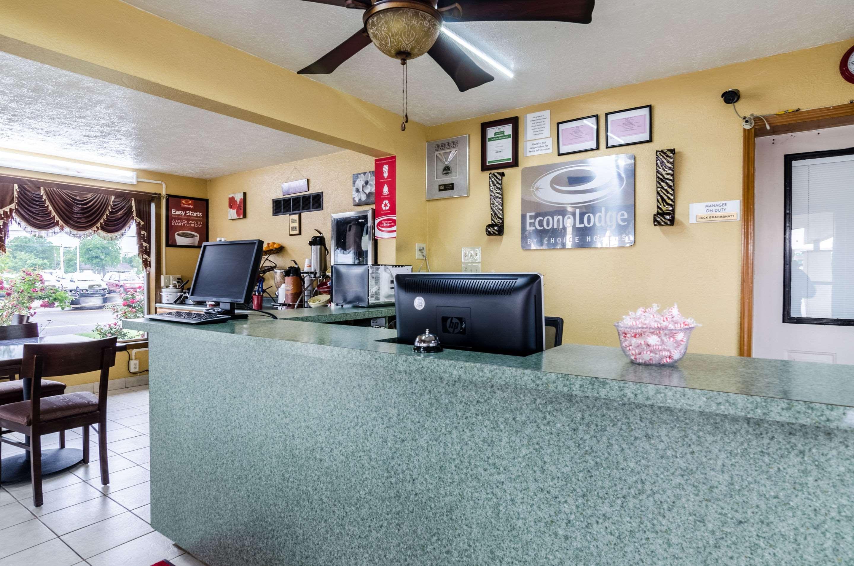 Econo Lodge Winfield Bagian luar foto