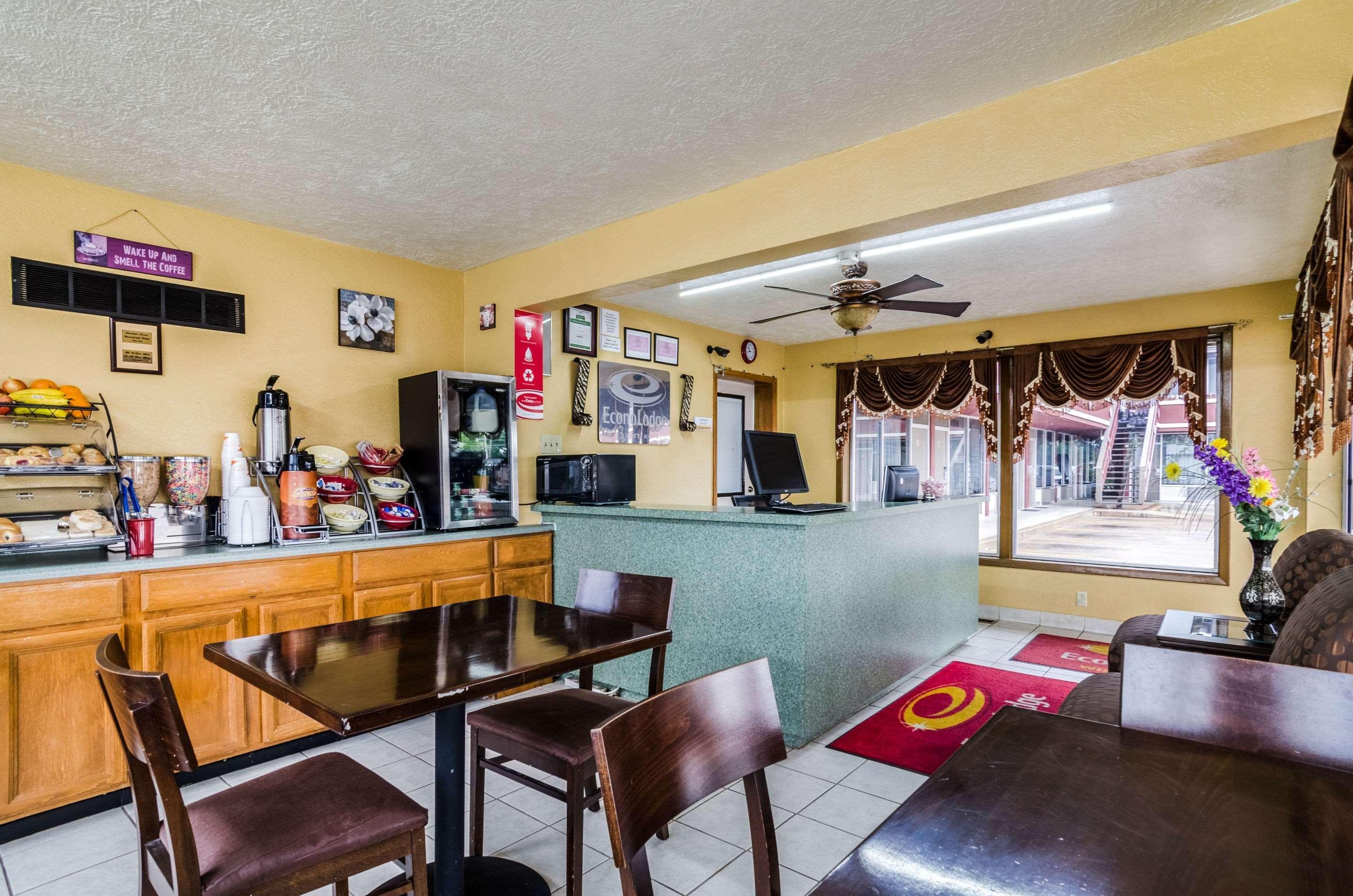 Econo Lodge Winfield Bagian luar foto