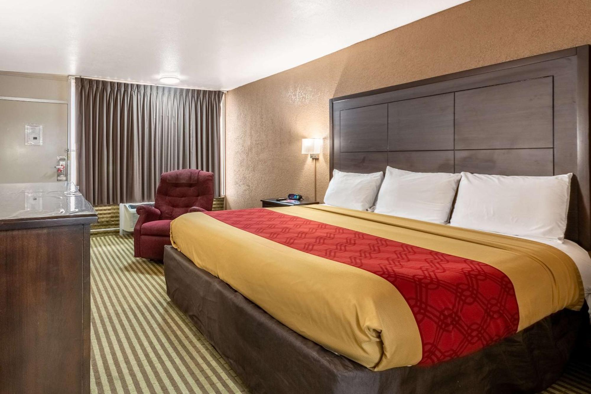 Econo Lodge Winfield Bagian luar foto