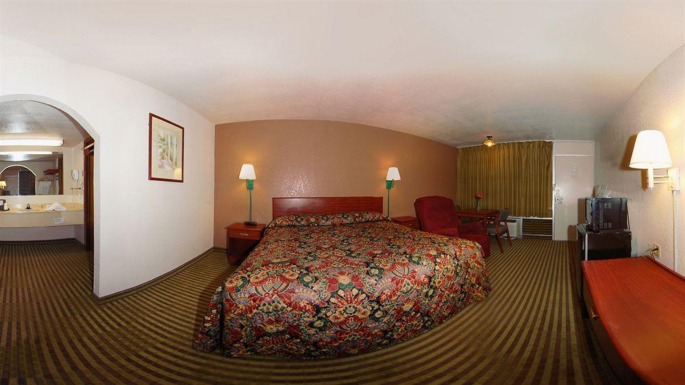 Econo Lodge Winfield Bagian luar foto
