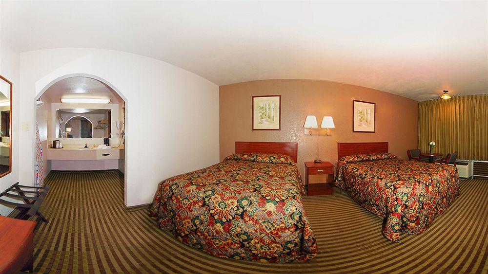 Econo Lodge Winfield Bagian luar foto